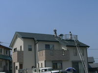既設の屋根の上にパネルの取り付け、暴風及び防水厳重注意での施工